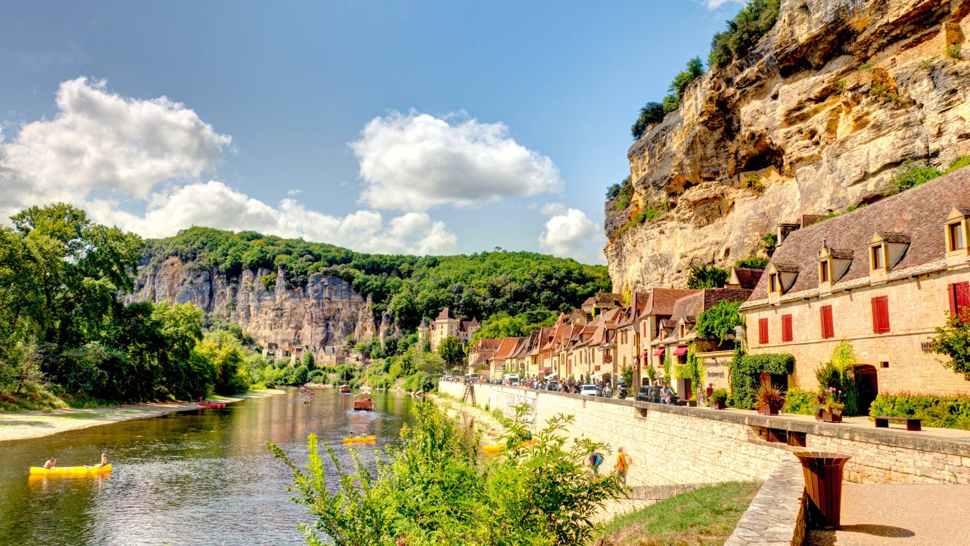 Village de La Roque-Gageac en Dordogne, avec ses maisons au pied de la falaise le long de la rivière
