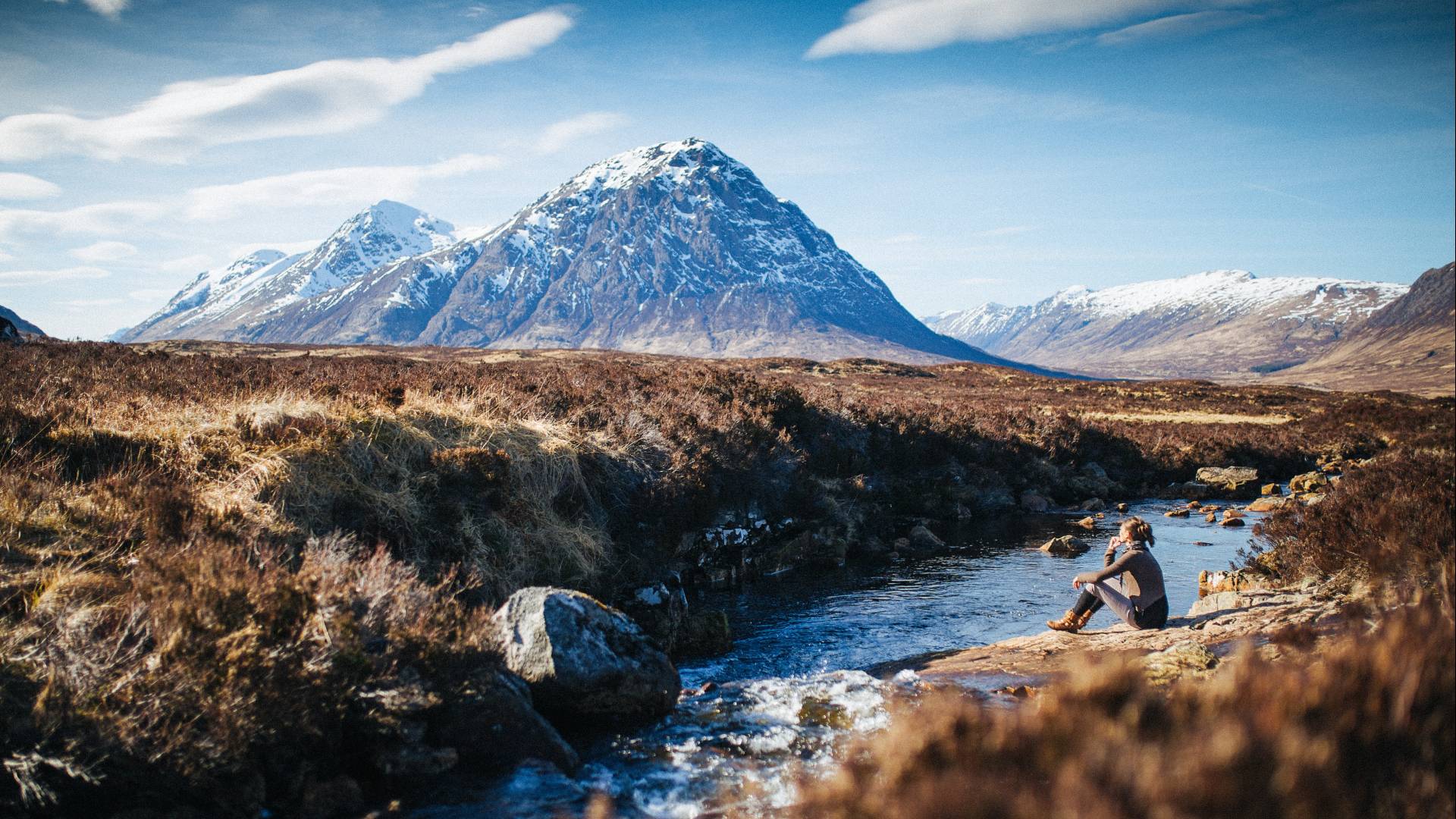 Paysage montagneux de Glencoe en Écosse avec une rivière et des sommets enneigés