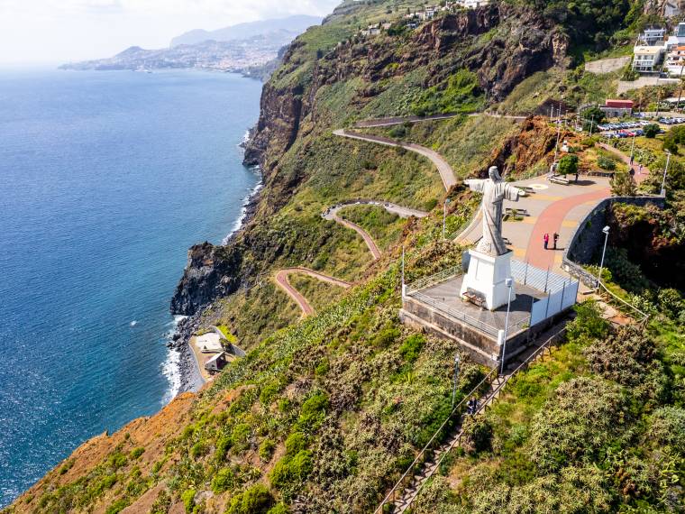 Route côtière sur les falaises de Madère avec vue sur l'océan Atlantique