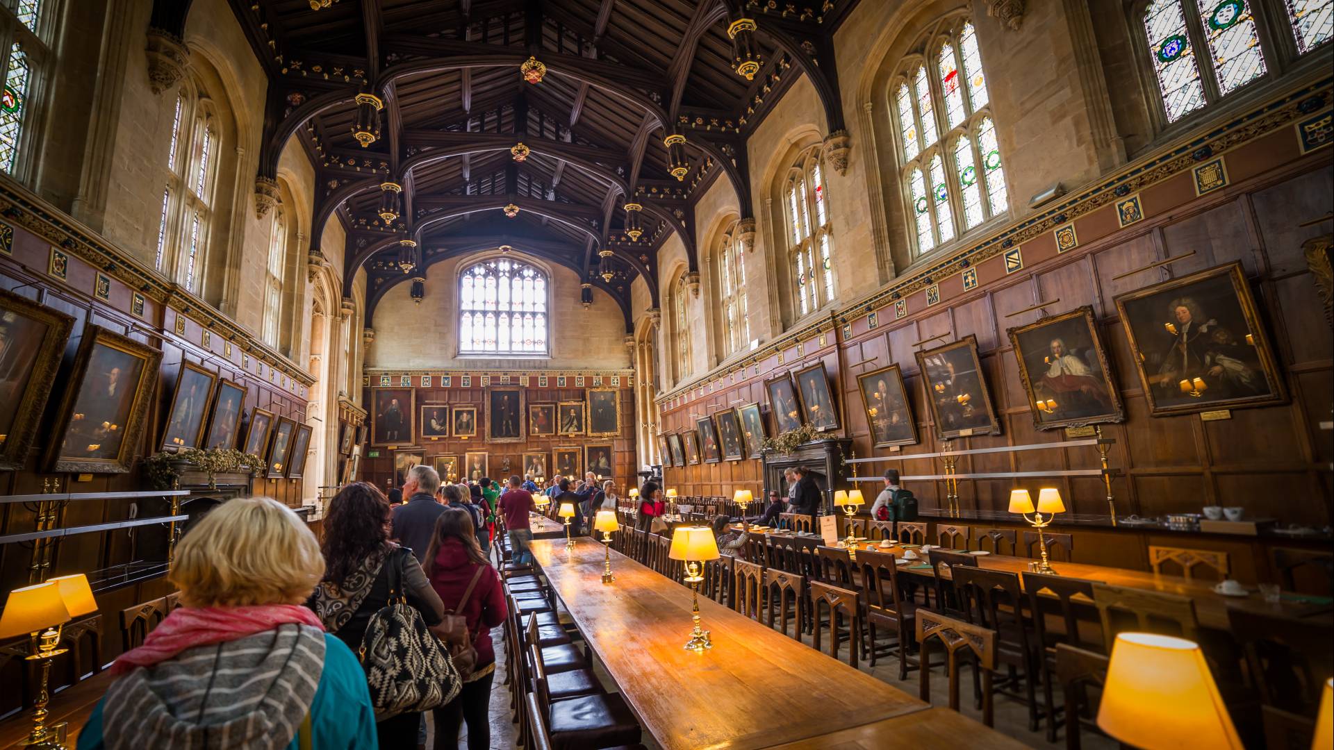Grande salle historique de Christ Church College à Oxford avec ses longues tables en bois et son plafond décoré